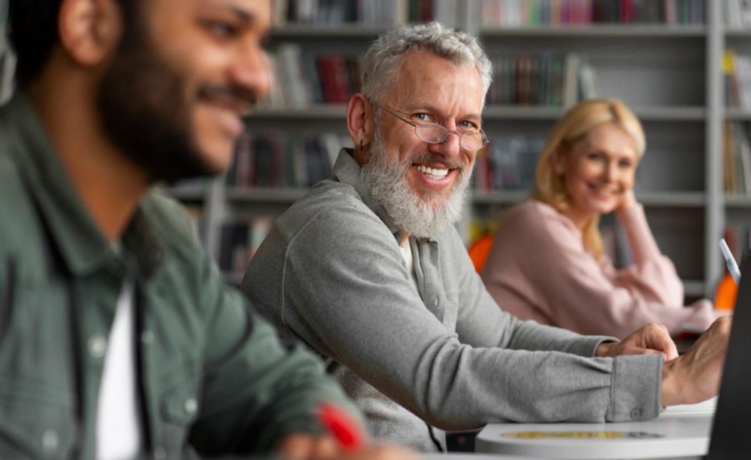 Gráficos financieros mostrando tendencias de ahorro