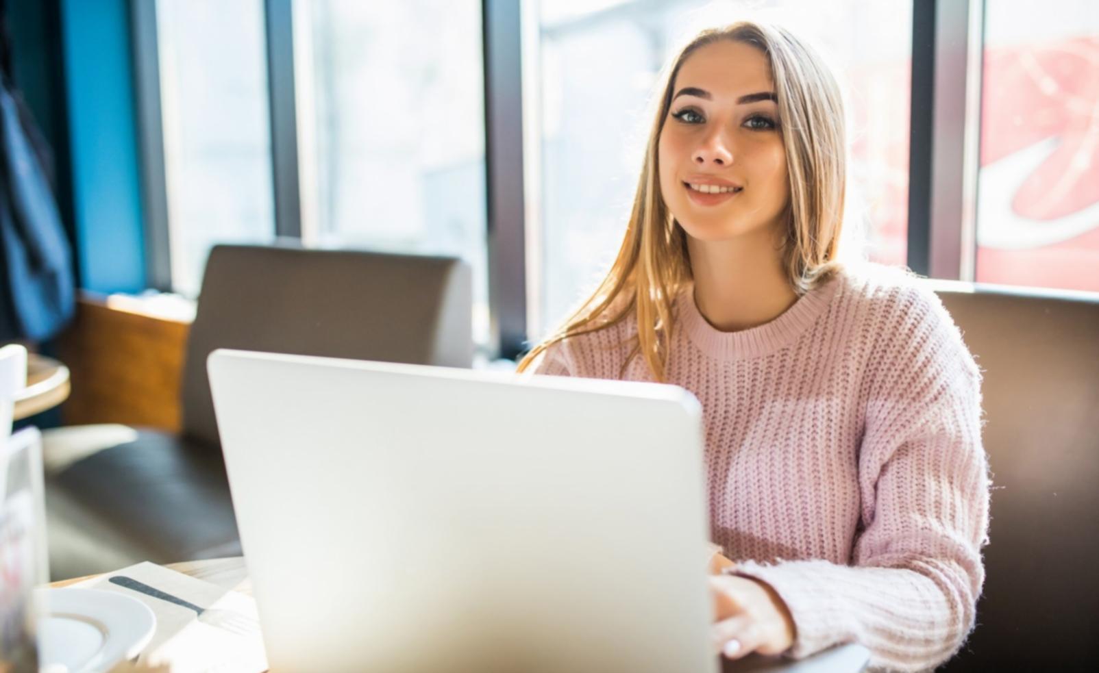 Estudiantes trabajando con herramientas de tecnología financiera en aula moderna