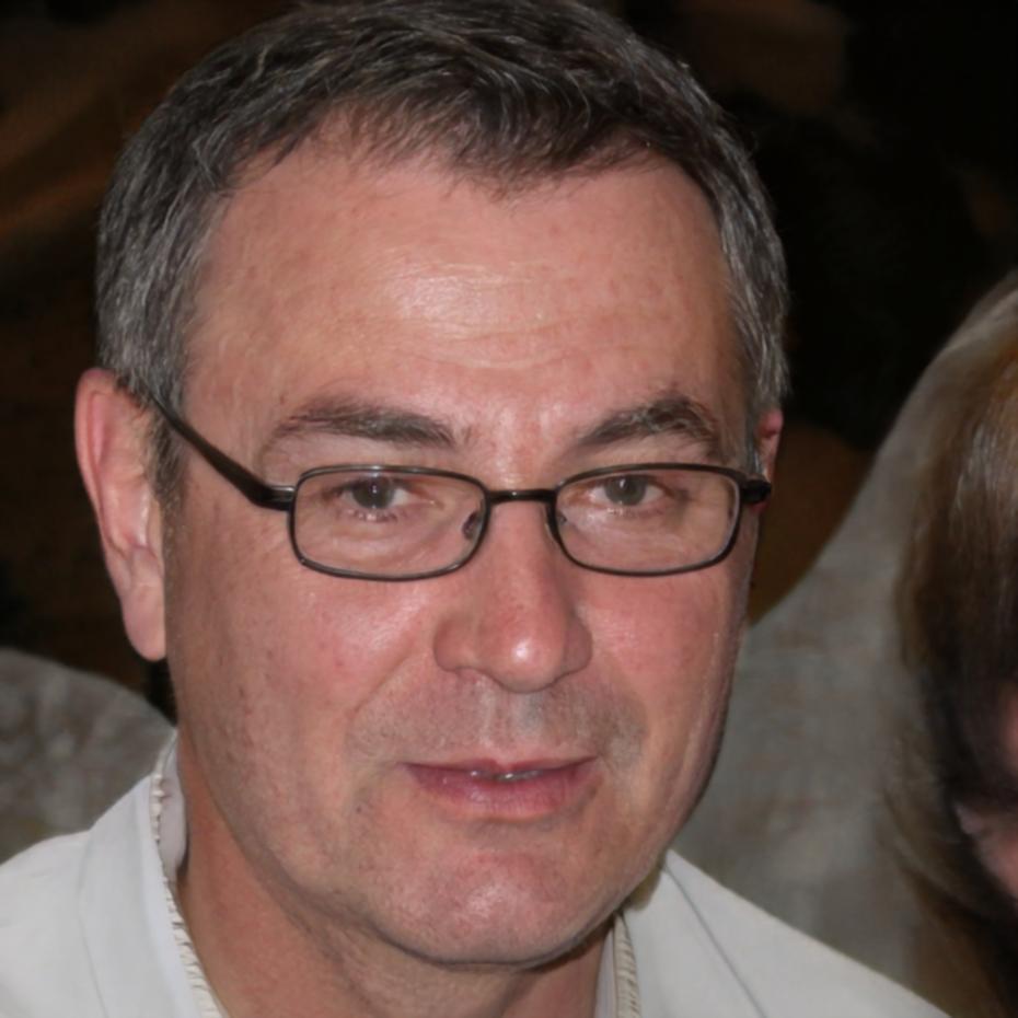 Retrato profesional de Andrés Valladares, especialista en análisis de datos financieros